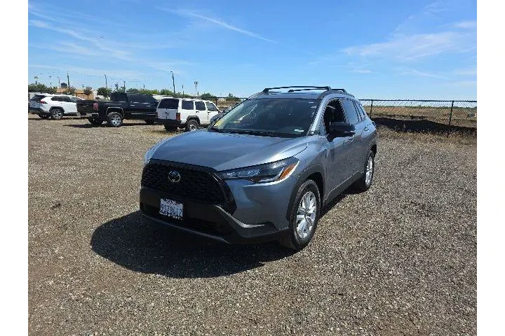 $27900 : Toyota Corolla Cross 2025 LE image 3