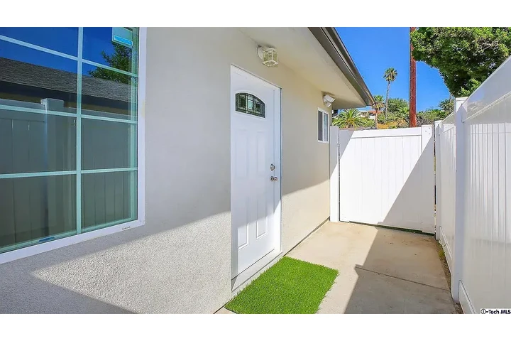 $1357 : 1BA/1BA near Burbank Mall. image 10