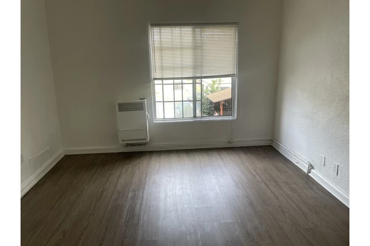$1450 : 1443 Bonnie Brae image 6