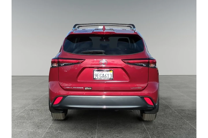 $38826 : Toyota Highlander 2023 LE 4d image 4