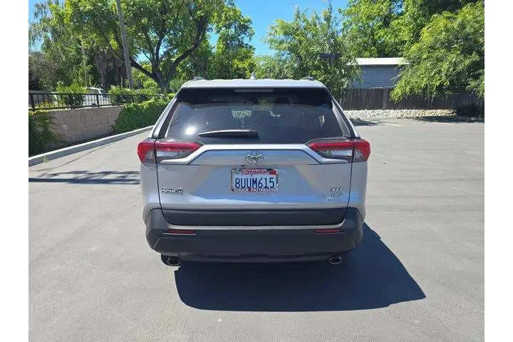 $19995 : Toyota RAV4 2020 AWD XLE 4dr image 4
