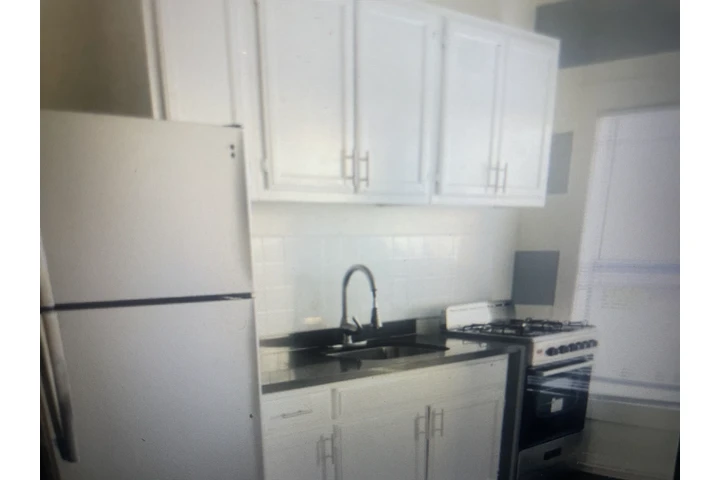 $1300 : 744 beacon st image 4