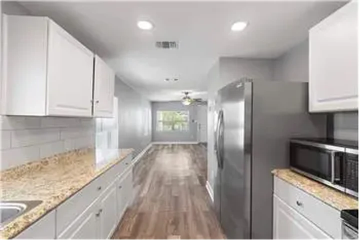 $850 : Rental property with 2 bedro image 8