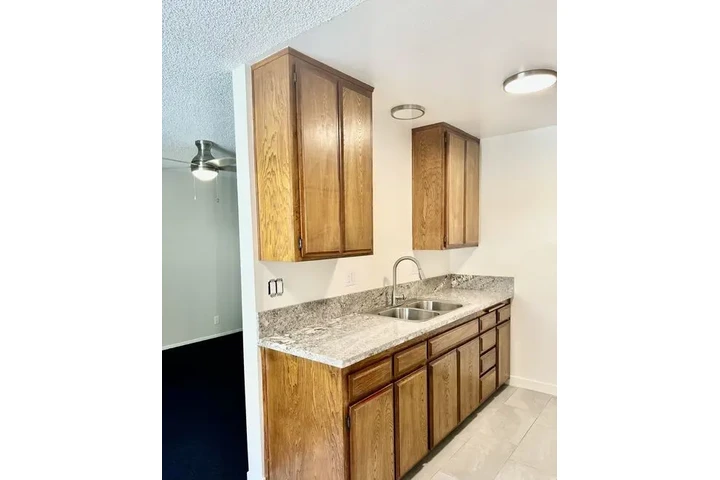 $1050 : Propiedad de Redondo Beach, CA image 1