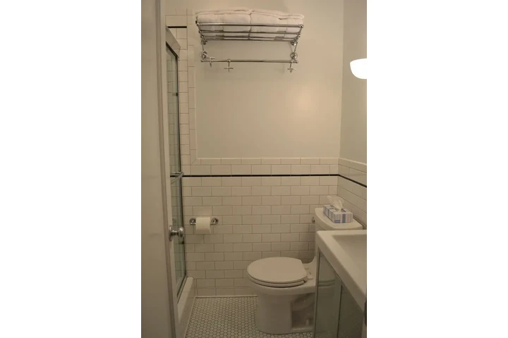 $2500 : 1 BED/ 1 BATH APARTMENT RENTAL image 9