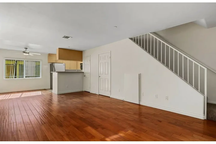 $1955 : 2 Bedroom Apt in Kenmore Ave image 2