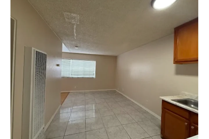 $1195 : estudio image 2