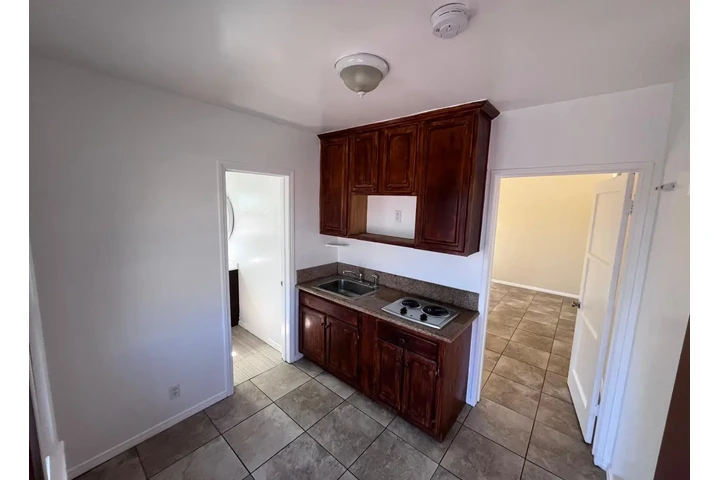 $1695 : Studio/Single Inglewood image 4