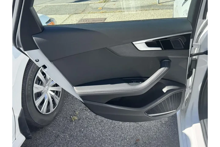 $23985 : Audi A4 2024 AWD quattro S l image 10