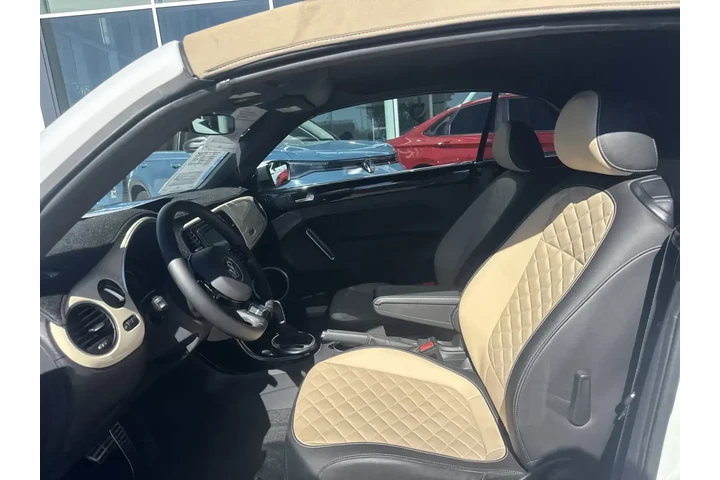 Volkswagen Beetle Convertibl image 9