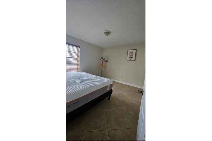 $900 : Rento cuarto para dama image 3