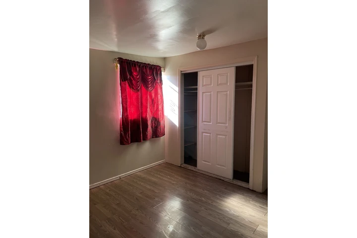 $1 : Cuarto de renta image 4