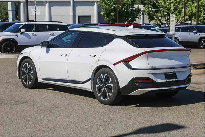 $27991 : Kia EV6 2024 GT-Line 4dr Cro image 2