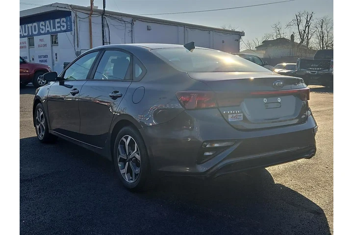 $12900 : 2019 Forte FE 6M image 4