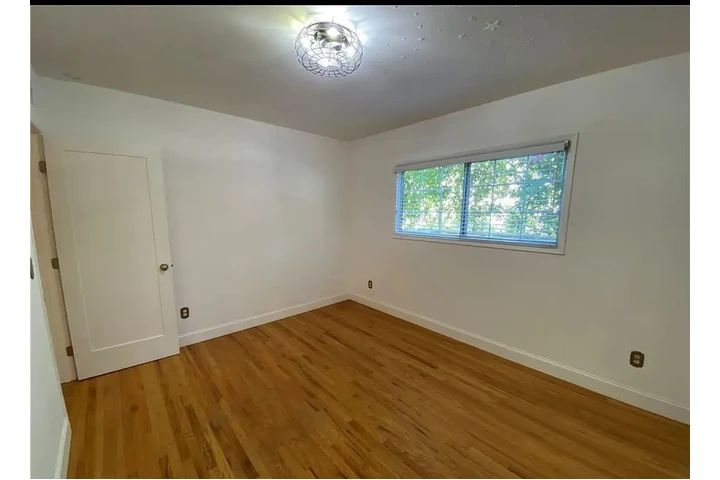 $3950 : Charming Single-Family home image 5