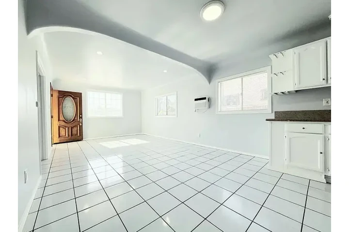 $1000 : Cozy 1BD/1BA Unit with Parking image 1