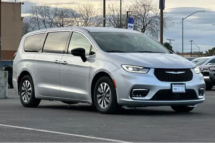 $28603 : Chrysler Pacifica Plug-In Hy image 9