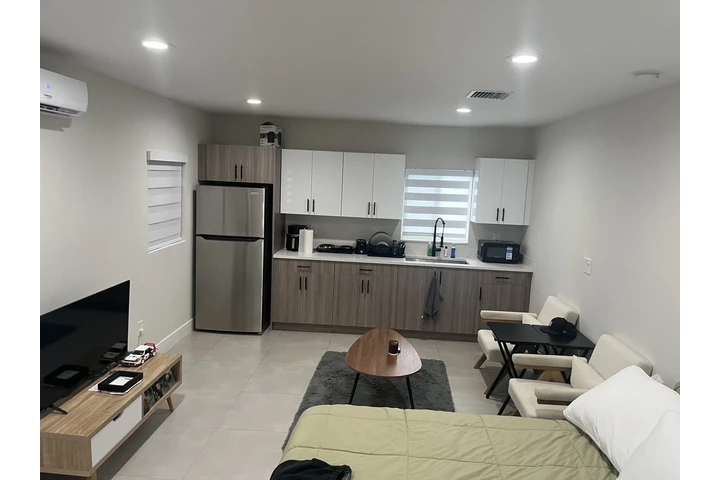 $1400 : Studio 1 bedroom 1 bathroom image 2