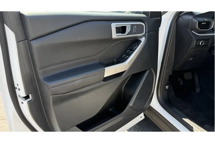 $32680 : Ford Explorer 2023 AWD XLT 4 image 4