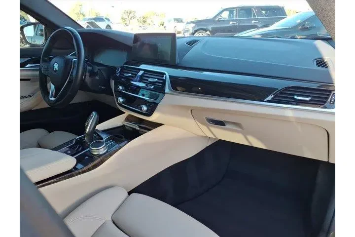 $23488 : BMW 5 Series 2020 530e iPerf image 10