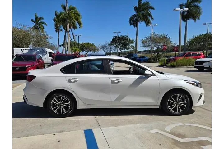 $18448 : Kia Forte 2022 LXS 4dr Sedan image 7