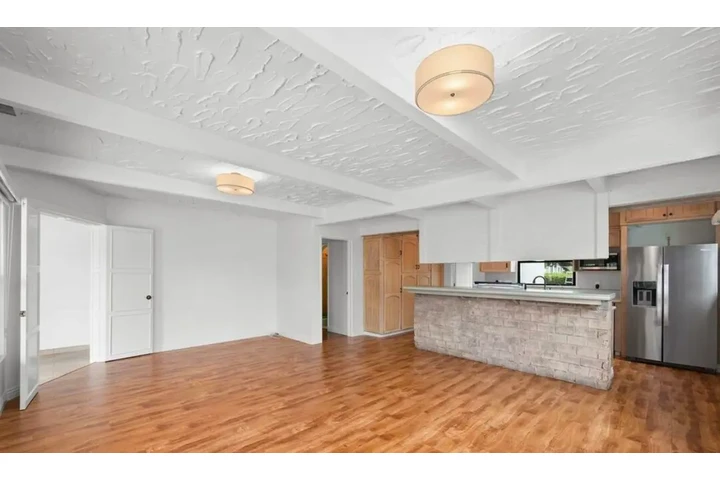 $2455 : 3 Bedroom in Vermont Ave, LA image 3