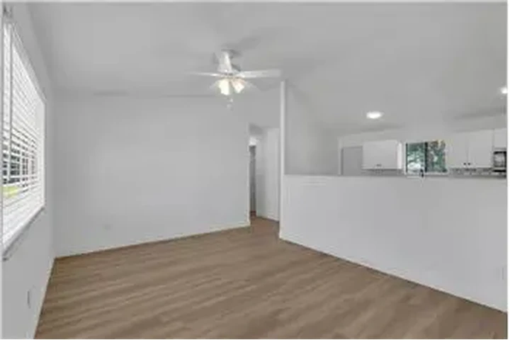 $1100 : Rental property with 2 bedro image 2