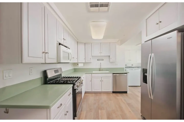 $2400 : 3 Bedroom House  in Lynwood image 4
