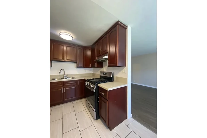 $1300 : apartment in a controlled area image 10