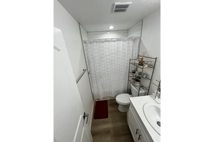 $1300 : Room for Rent/Rento Recámara image 5