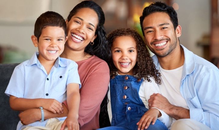 Familia hispana sonriendo