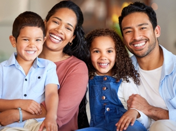 Familia hispana sonriendo