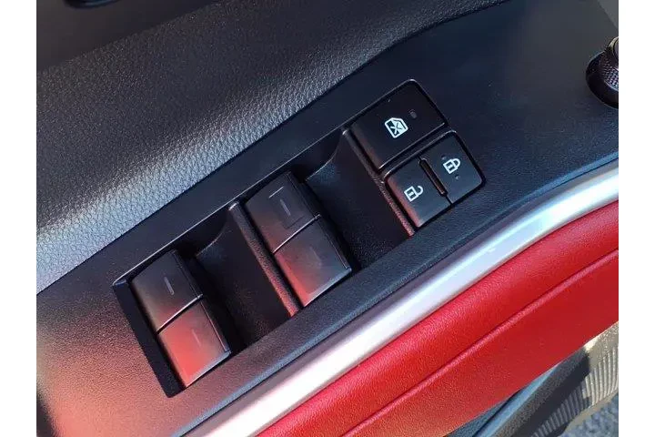 $37777 : Toyota Highlander 2023 LE 4d image 10