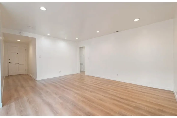 $2500 : 3 Bedroom Home  in Los Angeles image 9