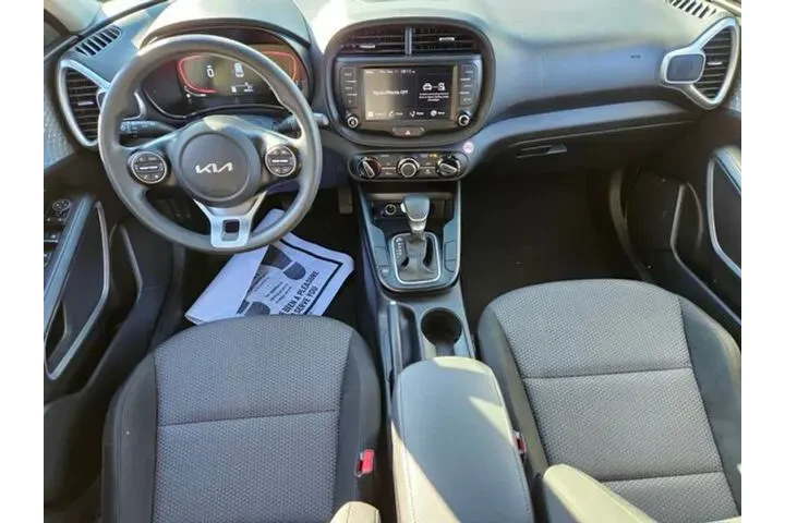 $17857 : Kia Soul 2024 LX 4dr Crossov image 9