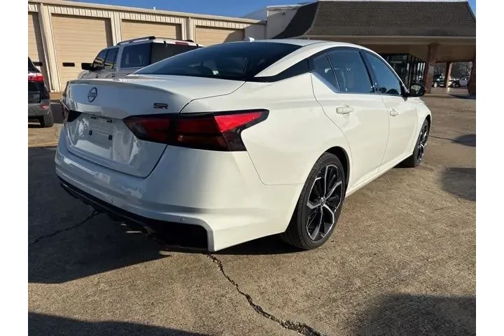 $23531 : Nissan Altima 2024 2.5 SR 4d image 2