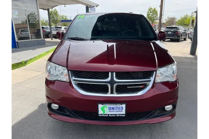 2019 Grand Caravan SXT image 2