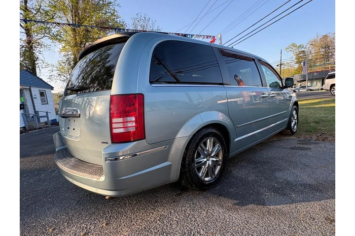 2008 Town & Country image 3