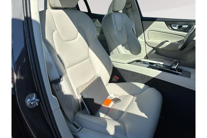 $33989 : 2024 S60 Plus Dark Theme image 10