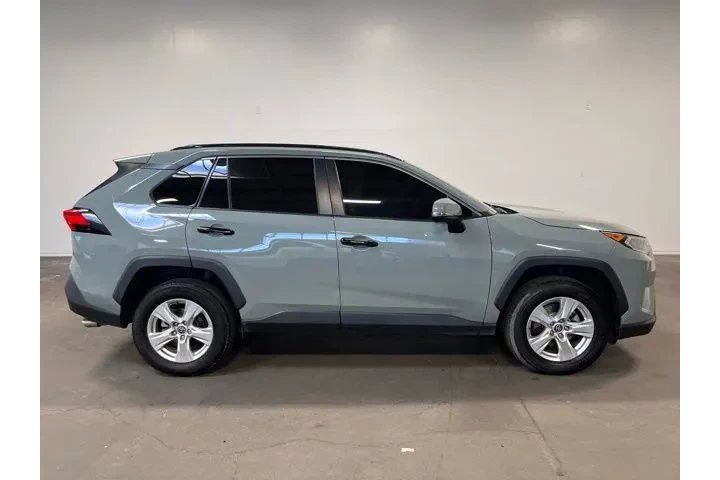 $25679 : Toyota RAV4 2021 AWD XLE 4dr image 2