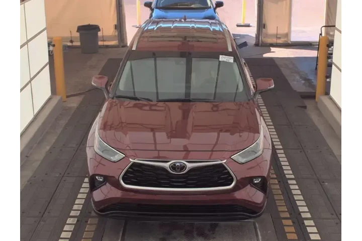 $32390 : Toyota Highlander 2023 L 4dr image 2