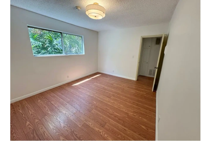 $2000 : 2 Bed 2 Bath Apt in Lynwood image 6