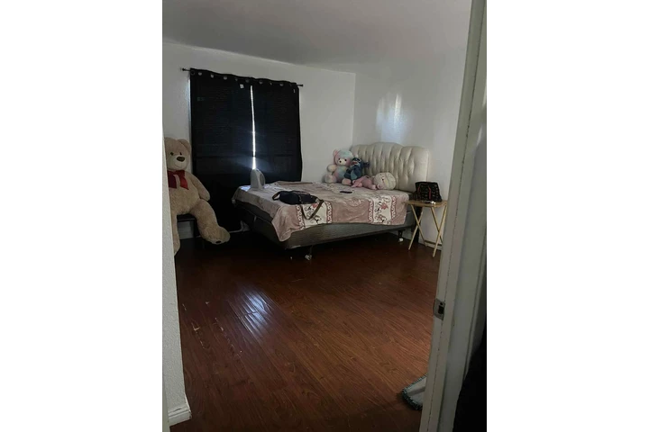 $1200 : Se renta un cuarto con baño image 1