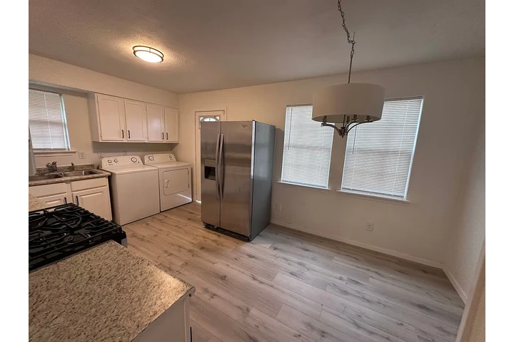 $800 : Beautiful craftsman style home image 5