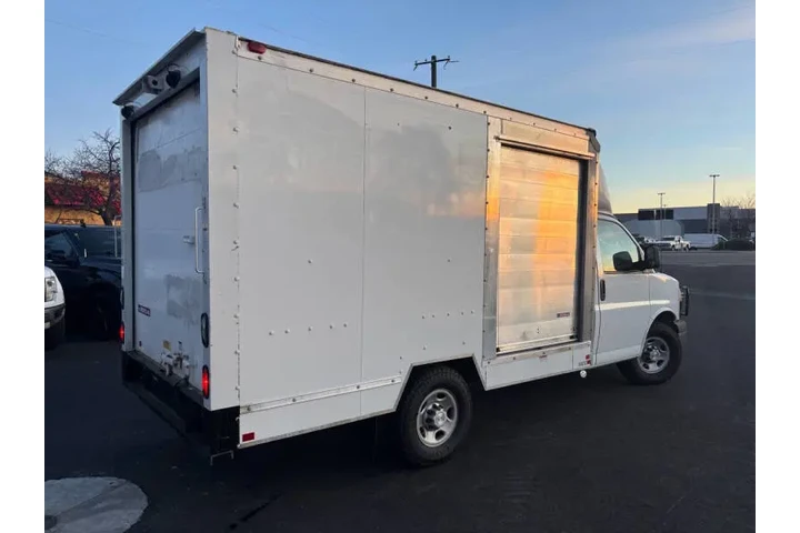2017 GMC Savana 3500 image 3