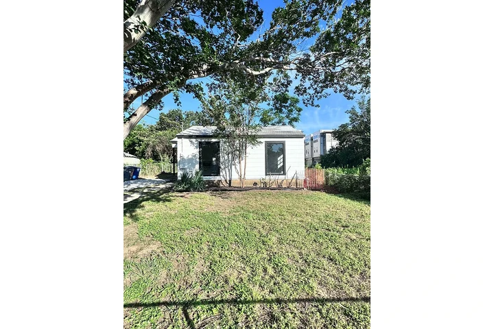 $900 : Esta casa renovada ya está image 1