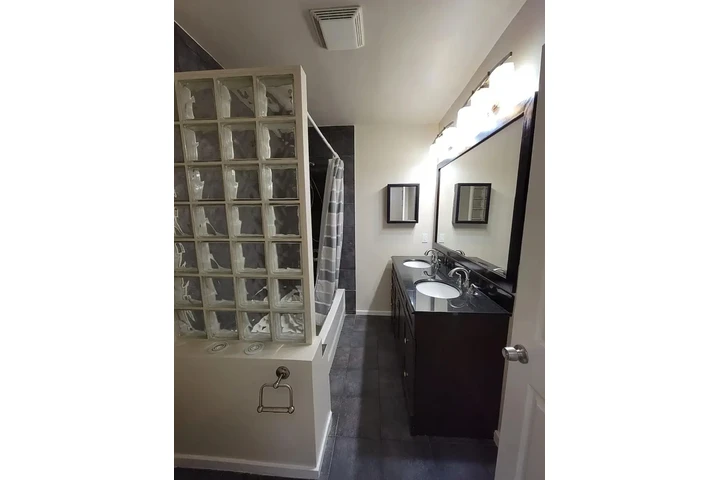 $4200 : 3 bedroom house available image 2