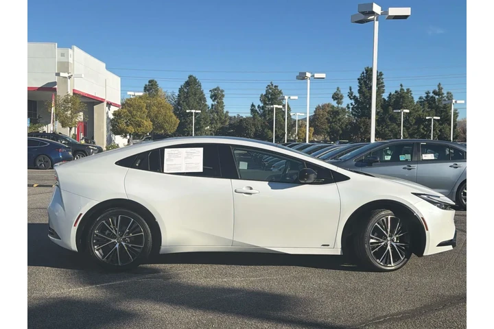 $32870 : Toyota Prius 2024 AWD Limite image 3