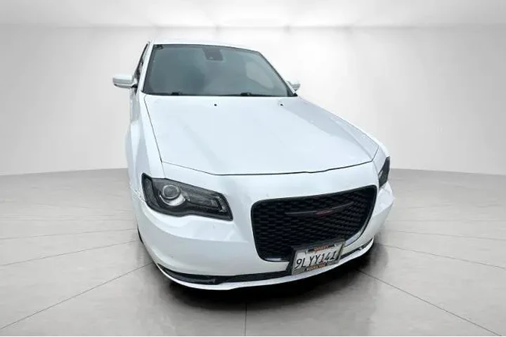 $31995 : Chrysler 300 2023 S V6 4dr S image 2