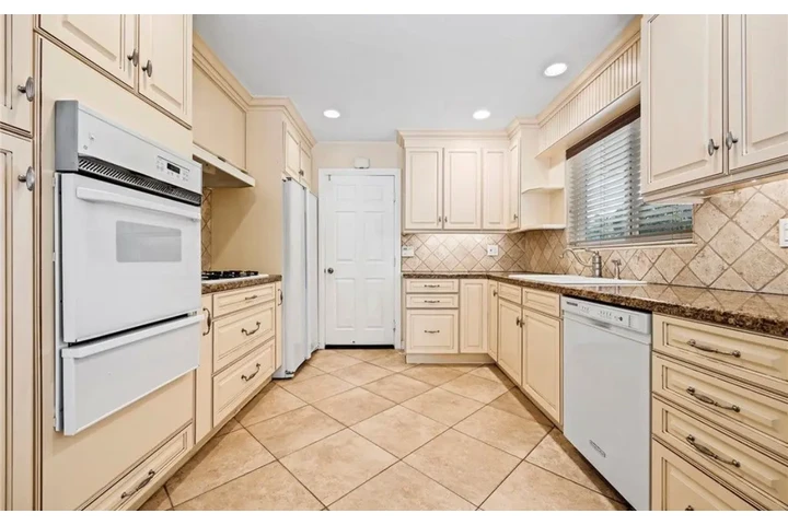 $2450 : 3 bedroom house in Lynwood image 3